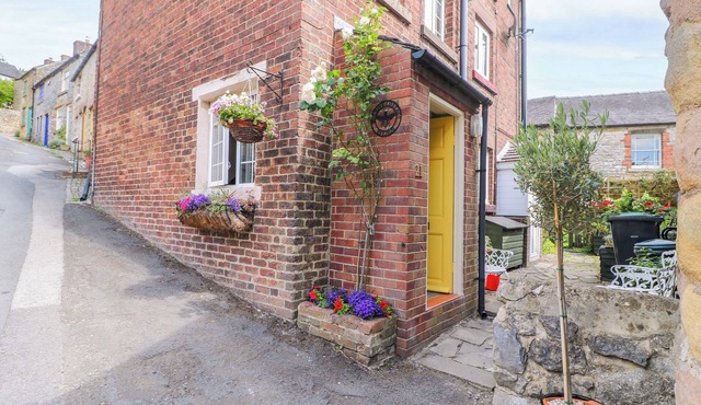 THE BEEHIVE, pet friendly, character holiday cottage in Wirksworth