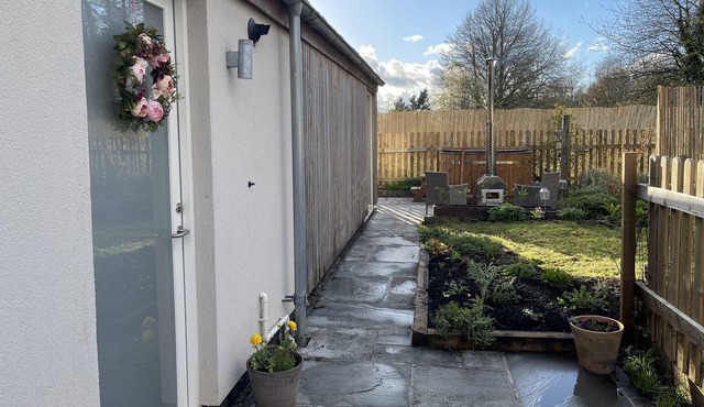 THE BEEHIVE, pet friendly, character holiday cottage in Stoke Canon