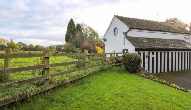 THE BEEHIVE, pet friendly, character holiday cottage in Betley