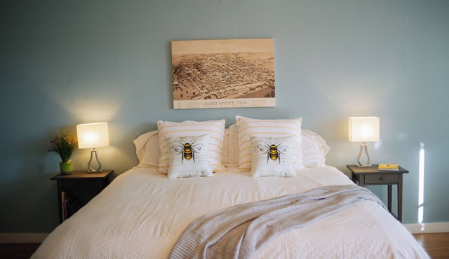 The Beehive Room: Sweet Country Living with fast city WiFi, Beauty, and Peace.