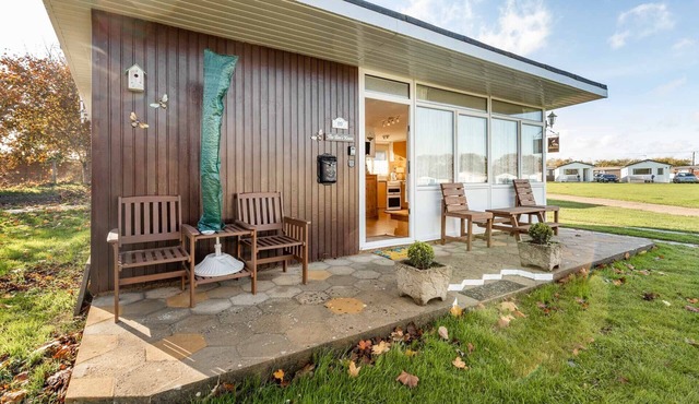 The Bees Knees,a lovely homely spacious chalet (sleeping)600yds from the beach.