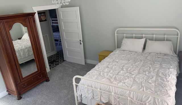 The Bell Buckle Bungalow - completely renovated 3 bedroom/2 bath house, sleeps 9