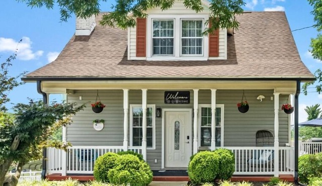 The Bell House - Contemporary Comfort Near Wards Road with a Luxurious Hot Tub!