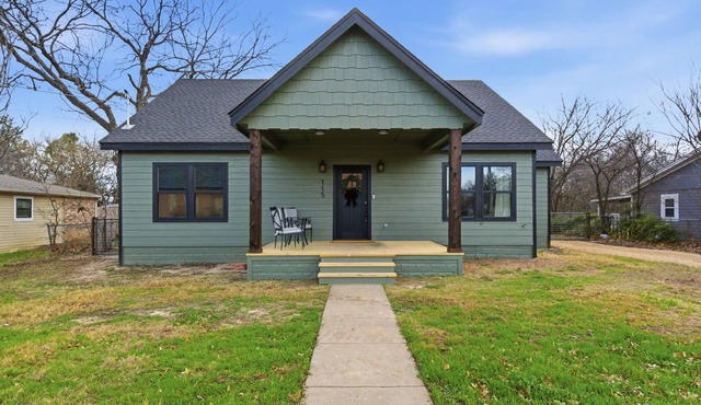 The Bella - Modern Equestrian Home with Park Views near Weatherford Square!