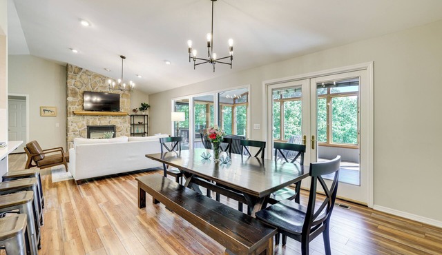 The Bella Vista Lakeside Treehouse: Dock & Kayaks!