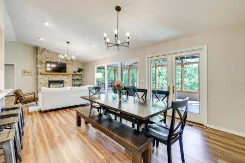 The Bella Vista Lakeside Treehouse Dock and Kayaks!