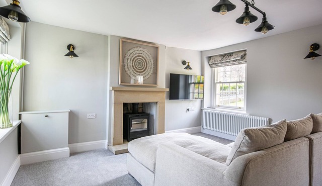 THE BELLE, pet friendly, character holiday cottage in Bakewell