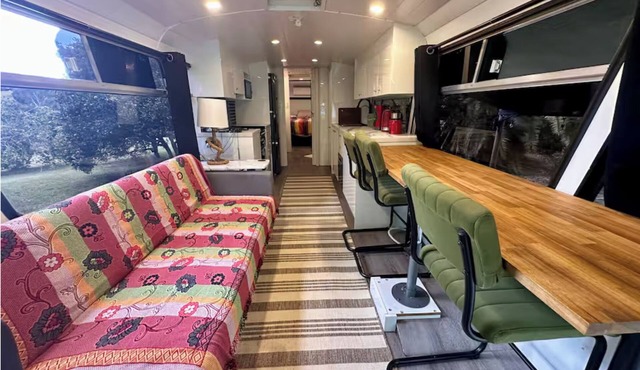 The Bello BigRig - Luxury Riverfront Bus Conversion, close to town, pet friendly