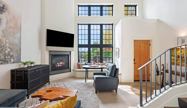 The Bend Brownstone - Rare Downtown Retreat