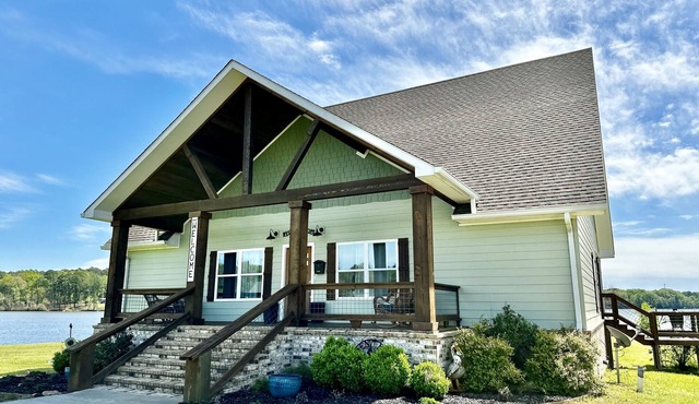 The Bend Waterfront Retreat, Private Boat Launch, Two Docks, Panoramic Views!
