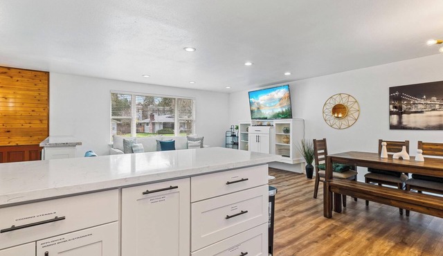 The Benson - Cozy Modern 4bd by Airport & DT