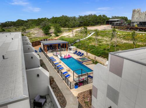The Bentley Hotel - Clint Eastwood Room - Hill Country View