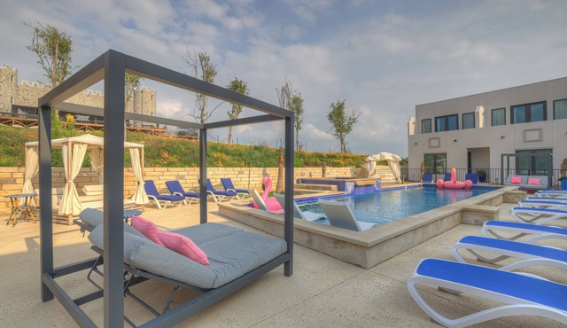 The Bentley Hotel - Elvis Room - Pool View