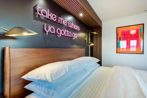 The Berry at The Louie Boutique Motel, Walk to Everything! Dog Friendly!