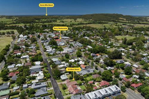 The Berry Bungalow for 6, Berry