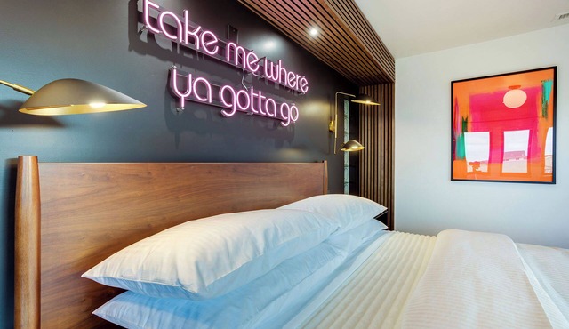 The Berry @ The Louie Boutique Motel, Walk to Everything! Dog Friendly!