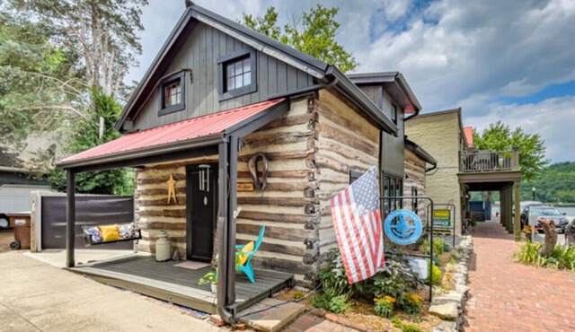 The Bertha's Log Cabin