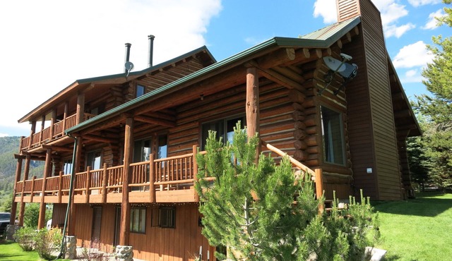 The Best & Coziest Cabin for Big Families/Groups in West Yellowstone!