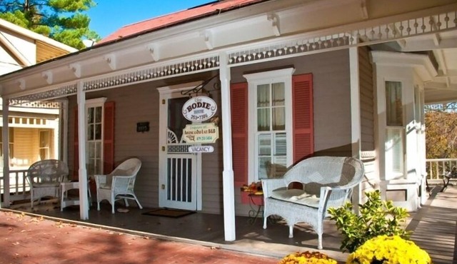 The Best Historic District Victorian Cottage in Eureka Springs