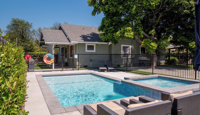 The Best House. 1 mile to Disneyland with a pool, hot tub, and game room.