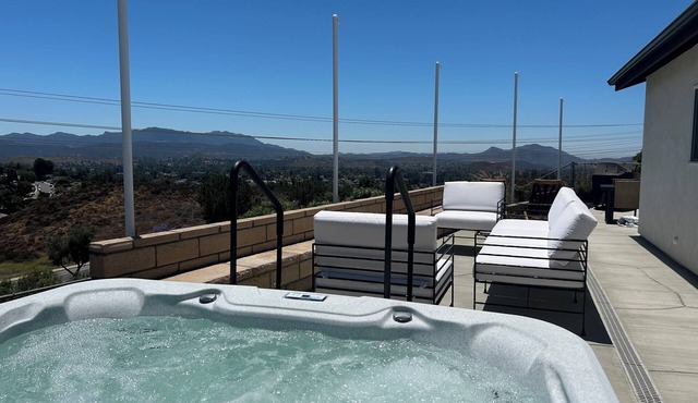"The Best" Jacuzzi View Private Luxury Guest Cottage-Better than a Room or Suite