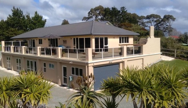 THE BEST LOCATED HOUSE ON THE KARIKARI PENINSULA