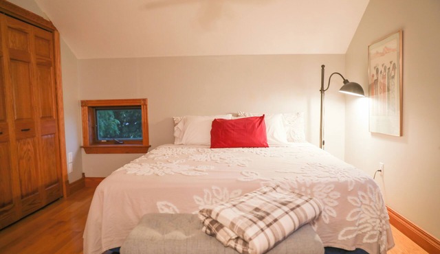 The Best of Both Worlds.Cozy House Close to Downtown with country charm.