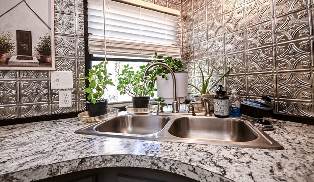 The Best of Both Worlds: Close to Town and Outdoor Activities w Hot Tub!