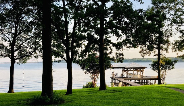 The best of lake living; 3/2+Loft; Open water and large yard