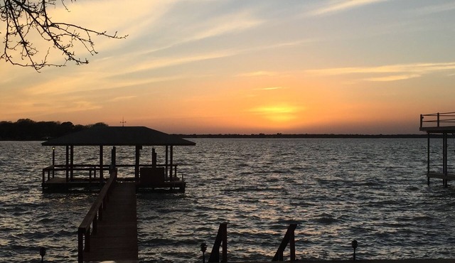 The Best Sunsets on the Lake! Large cove, big firepit & great fishing awaits!