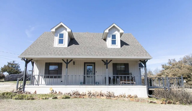 The Bethany Lodge - Quaint home in the country