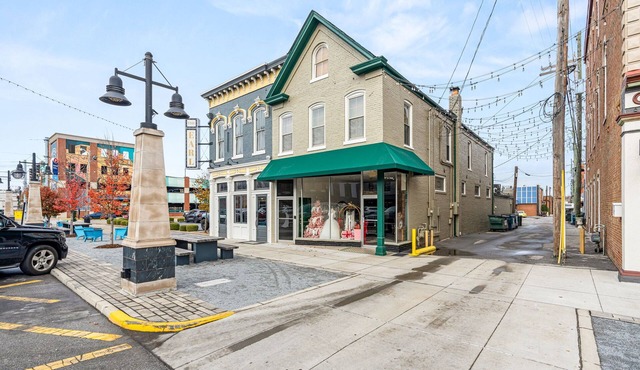 The Betty - Entire rental unit in New Albany, Indiana Sleeps 8