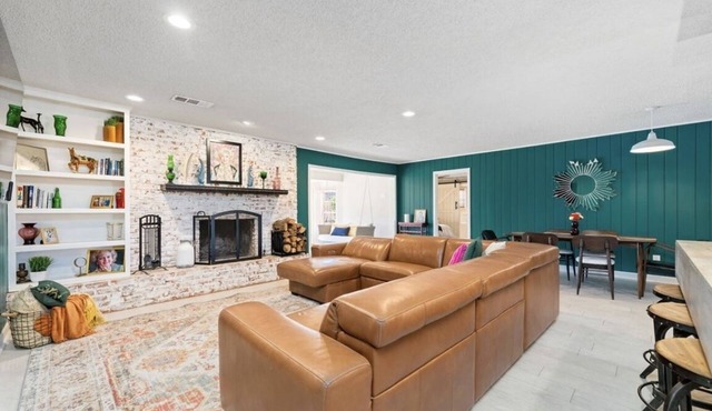 The Betty is a SHOW STOPPER just minutes from campus. Sleeps 10 + Hot tub,