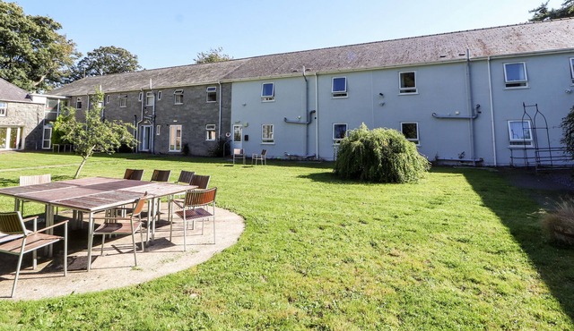 THE BEVAN, pet friendly, with a garden in Bontnewydd