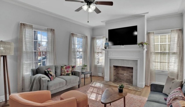 The Beverly est. 1939! Charming 3-bedroom house with Hot Tub! Permit 25-0078-STR