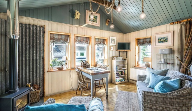 The Birdhouse - a luxurious cottage with log burner in the Highlands