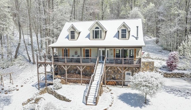 The Big Chill – Hot Tub/Waterfalls/Scenic Views/Fire Pit