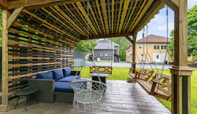 The Big City Stay | Sleeps 10 | Walkable Location