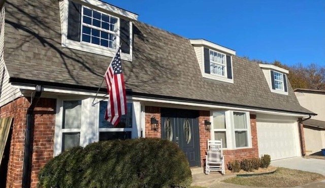 "The Big Cozy"- WiFi, Hot tub, Grill, Sleeps 8