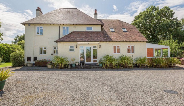 THE BIG DINGLE, family friendly, with open fire in Church Stretton