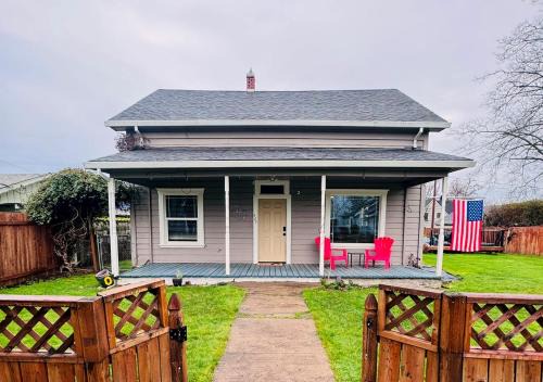 The Big Larz Casa, hot tub, steps to Main Street