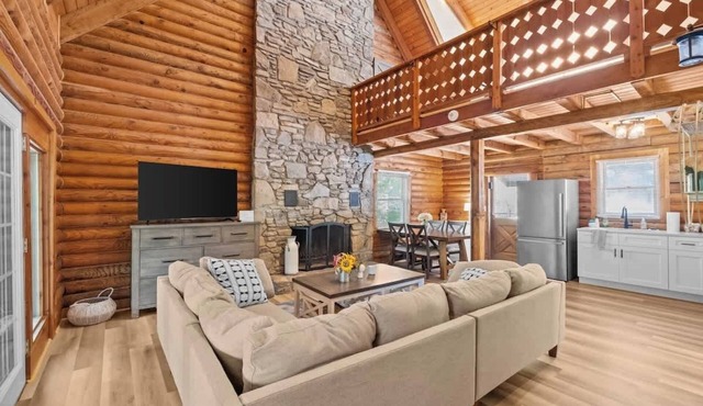 The Big Smokey cabin w/HOT TUB and Rec Room