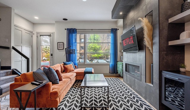 *The Big Spacious Getaway*| Sleeps 16+ Comfortably| 4 King Beds| Near Downtown|