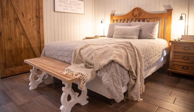The Big Texan!*One Queen Bed*Free 72oz Steak * Airbnb