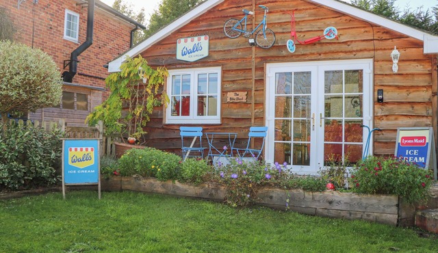 THE BIKE SHED, romantic, with a garden in West Tytherley