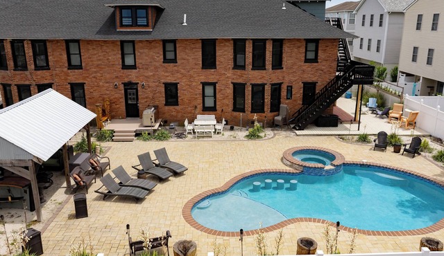 The Bikini Bottom Shore House, Spacious 8 Bedrooms, 7 Baths, Sleeps up to 25