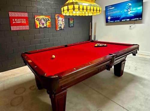 The Billiard close to downtown with fenced yard