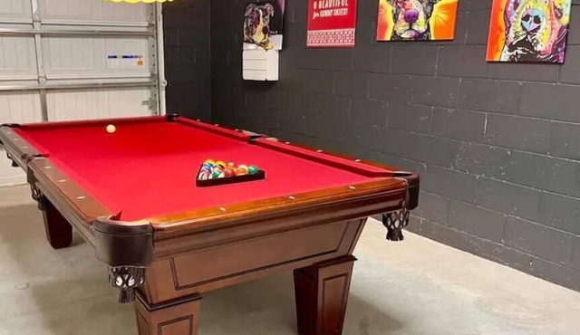 The Billiard: super fun home close to downtown with fully-fenced yard