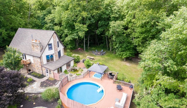 The Billy Pig Lodge – Pool, Hot tub & 7 acres!