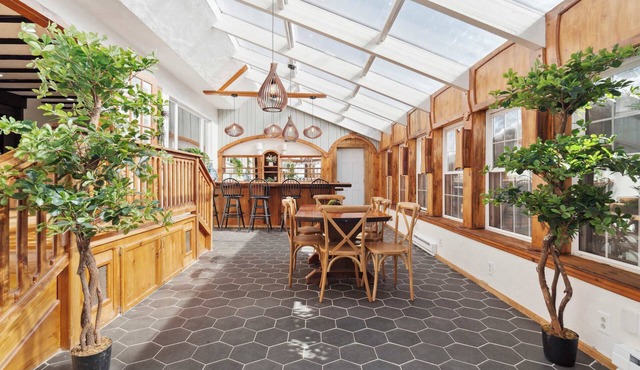 The Birch 13BR Villa 2 min from Mt. Snow Hot Tub Pool